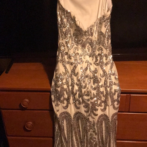 I’m selling a dress, it was worn once . - Picture 3 of 5